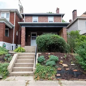 Craftsmen Charmer With Easy & Airport Access Holiday home Pittsburgh
